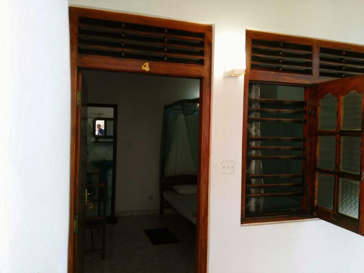 Sunnys Beach Guest House Hikkaduwa Exterior photo